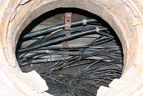 Прокладка кабелей электросвязи в кабельной канализации