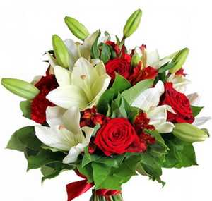 Букет из 2-х белых лилий, 7 красных роз, 5 альстромерии и зелени салала