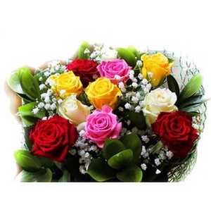Букет из 11 разноцветных роз с гипсофилой и зеленью