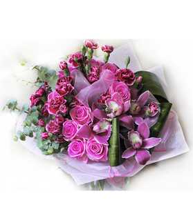 Букет из розовых роз, гвоздики Шабо, розовых орхидей, эвкалипта