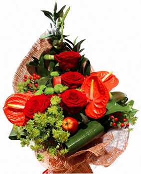 Букет с антуриумами, розами, хризантемами и зеленью