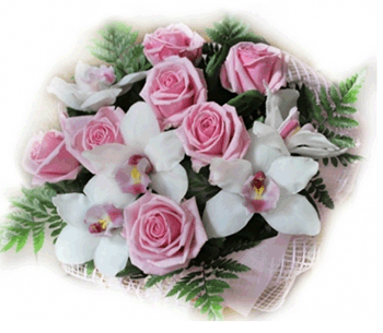 Букет из 7 розовых роз и 5 цветков орхидеи-цимбидиума с добавлением зелени