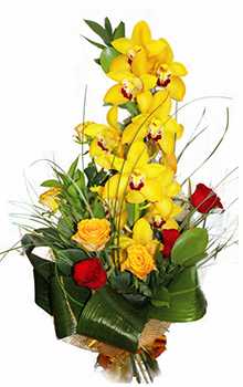Букет из желтой орхидеи с добавлением красных и желтых роз в золотой сетке