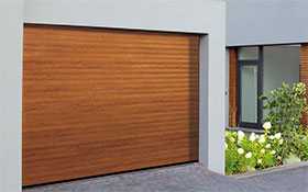 Ворота гаражные рулонные RollMatic, поверхность Decopaint Rosewood - Hörmann