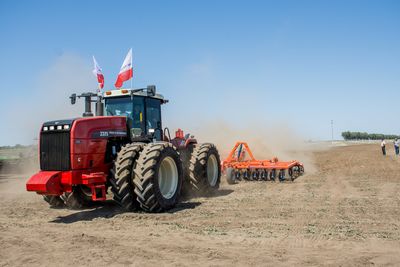 Демонстрационный показ трактора Ростсельмаш 2375 и машины для обработки почвы Horsch