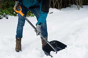 Уборка снега лопатами вручную