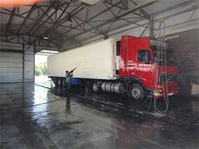 Механизированная мойка грузовых автомобилей с прицепом (фургоном, тентом)